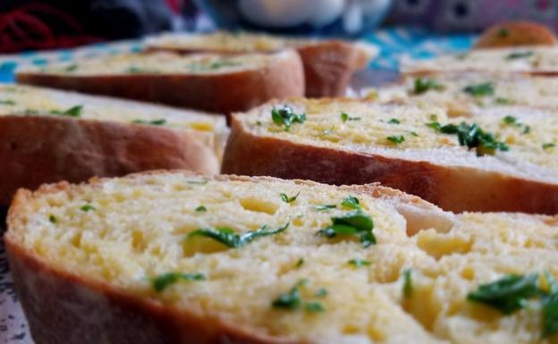 Pan de ajo casero, económico y sencillo