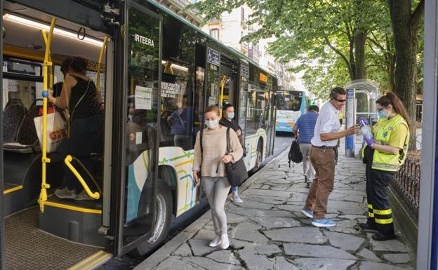 «Deberían dar las mascarillas dentro de los autobuses»