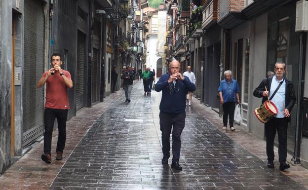 Dulzainas para alegrar la mañana del domingo en Elgoibar