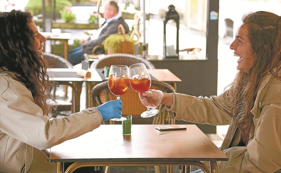 «Nos hacía mucha falta tomar algo en una terraza»