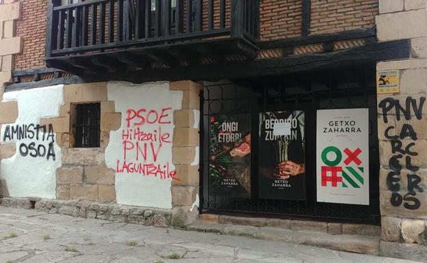 Atacan los batzokis de Berango, Algorta y Getxo, en Bizkaia, con pintadas insultantes al PNV y a favor de la amnistía