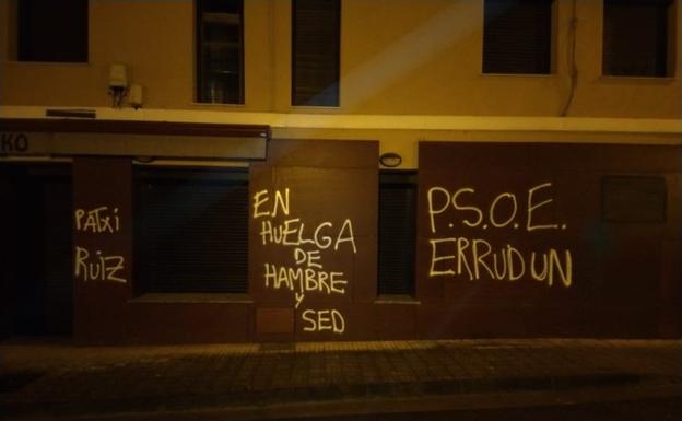 Atacan con pintadas la casa del pueblo de Lazkao