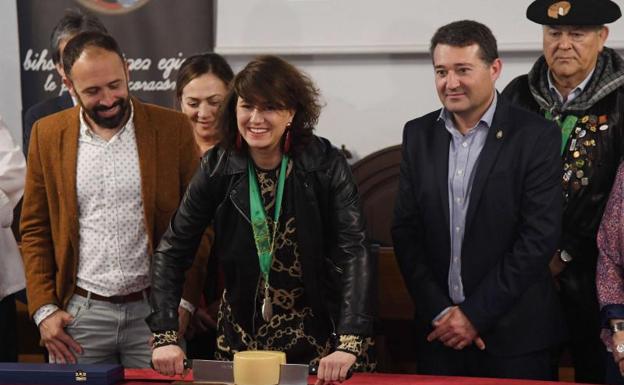 Corte del nuevo queso Idiazabal en Ordizia