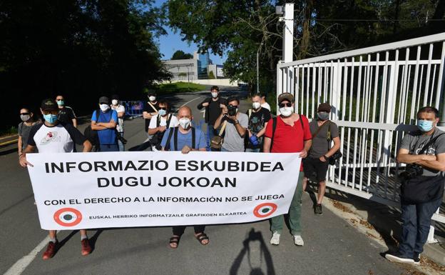 Los reporteros gráficos reclaman el derecho a la información en la Liga