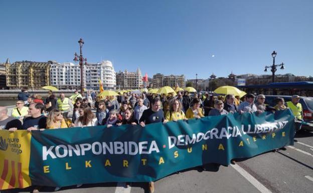 Gure Esku llama a «llenar las plazas de reivindicaciones» este 7 de junio y «dar una respuesta de país» a la crisis por el coronavirus