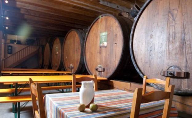 Las sidrerías de Euskadi activan sus reservas y ofrecerán la sidra en botella