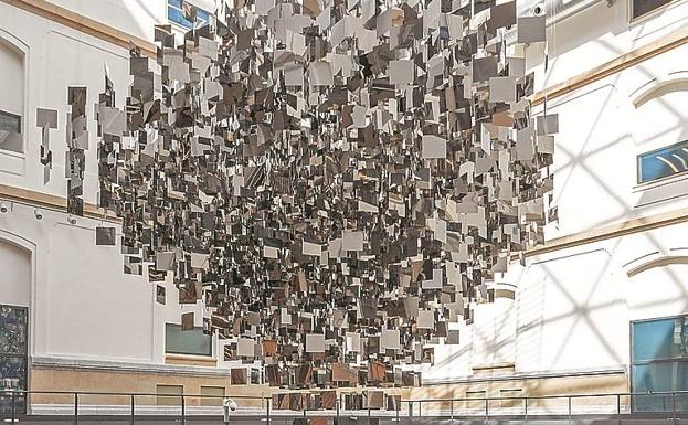 La instalación de 2.660 piezas suspendidas del techo recibirá al público de Tabakalera