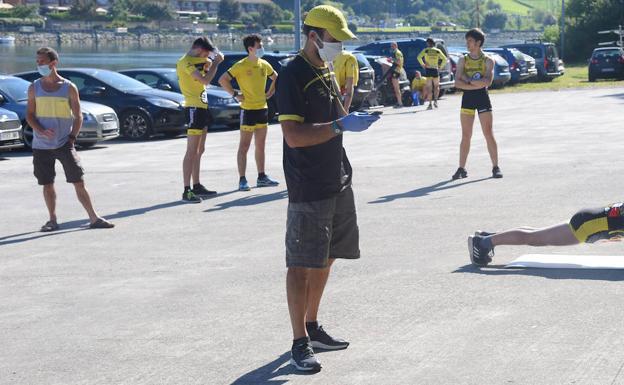 El tablero remero espera a que le den el dado