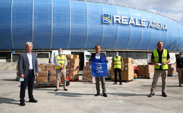 La Real entrega 17 palés con comida y bebida al banco de alimentos de Gipuzkoa