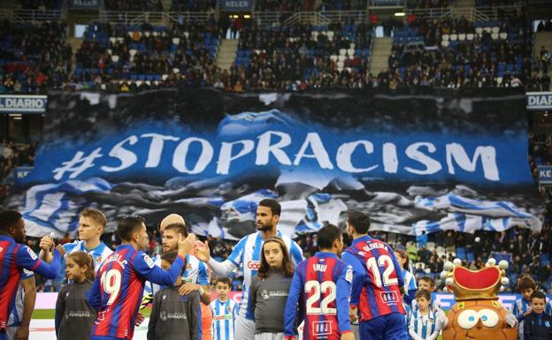 Jugadores de la Real se unen contra el racismo