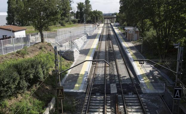 Adif mejorará los pasos entre andenes de tres estaciones guipuzcoanas