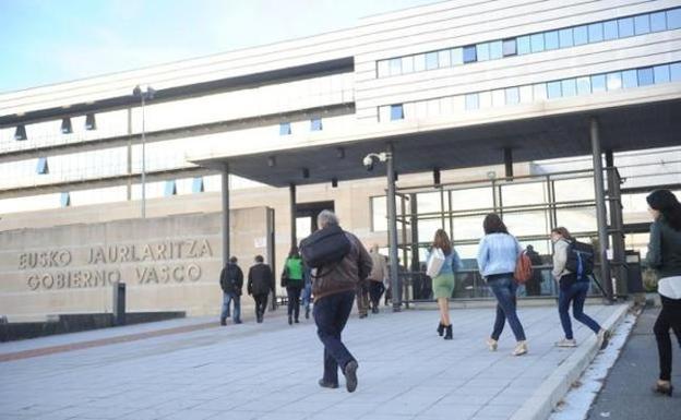 Lakua descarta que el «sacrificio» que pide Urkullu a los funcionarios sean «recortes»