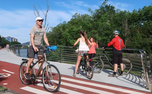 Euskadi pacta con Cantabria adelantar los viajes entre comunidades y negocia con Navarra