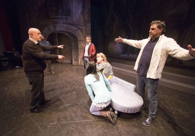 François Ithurbide dirige a Angel Pazos durante un ensayo de la ópera Werther en el Amaia. / F. DE LA HERA