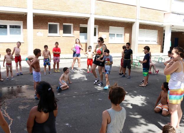 Niños y niñas con sus monitoras, en una edición anterior del programa Solas Jolas. / FLOREN PORTU