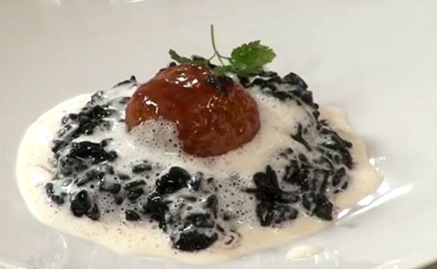 Receta de tomate relleno de chipirón con arroz negro de David de Jorge