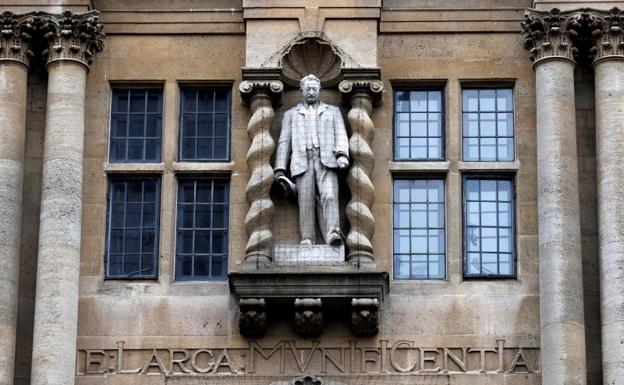 Oxford retirará la estatua del colonizador Rhodes