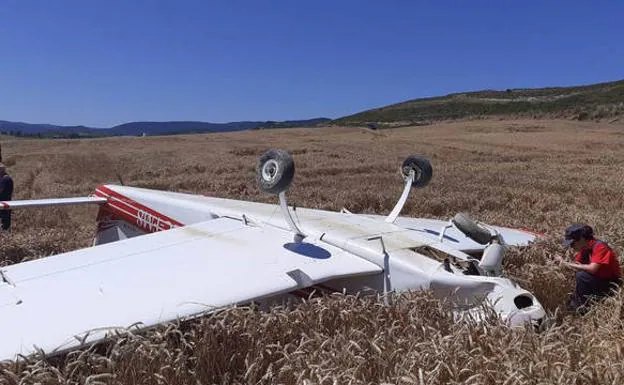 Dos heridos tras el aterrizaje de emergencia de su avioneta en Navarra