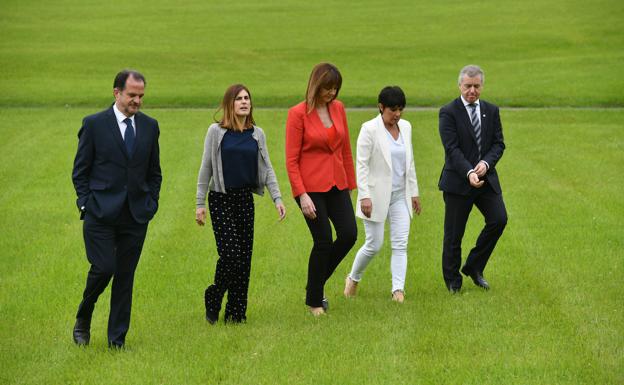 Los aspirantes eligen el euskera para relacionarse durante el recorrido