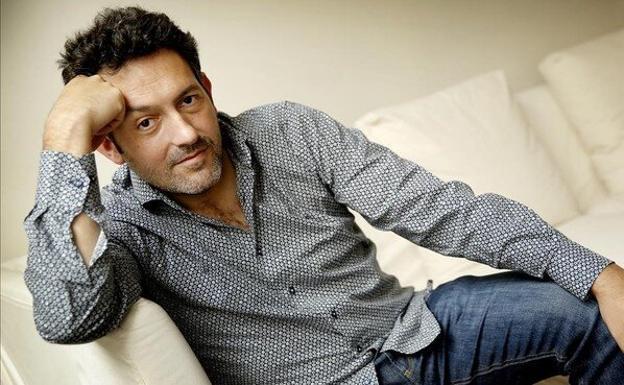 Mikel Santiago: «Yo cuento thrillers que se resuelven en el salón o la cocina»