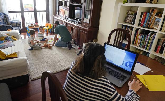 La regulación del teletrabajo que quiere la ministra choca con la CEOE