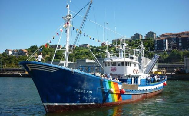 El barco museo 'Mater' inicia en Hondarribia su campaña contra la basura marina