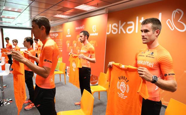 Euskaltel recupera la camiseta de la marea naranja, bandera del ciclismo vasco
