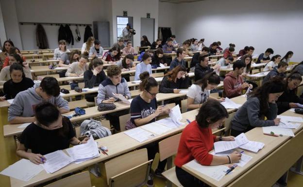 Ertzaintza, alumnos y profesores voluntarios controlarán las aglomeraciones en Selectividad