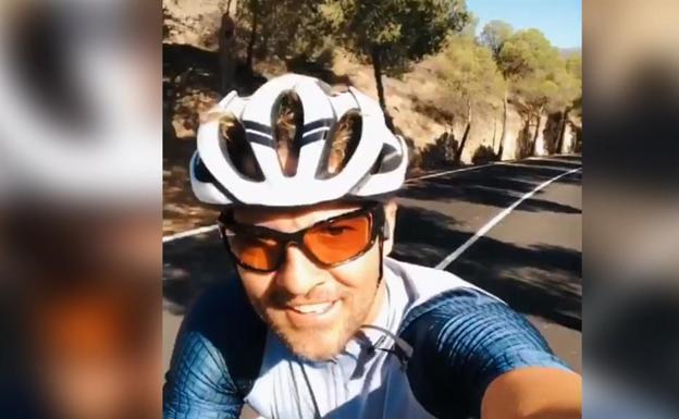 David Bisbal disfruta de un paseo en bici por la montaña