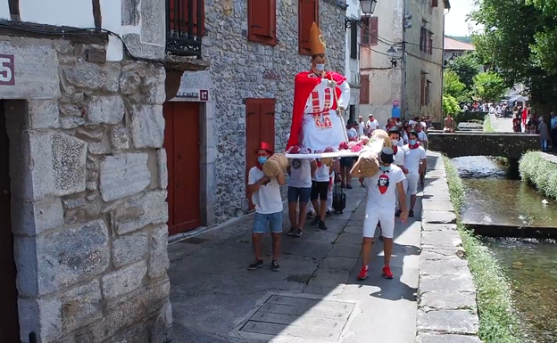 Procesión con un muñeco y mascarillas en Lesaka por San Fermín