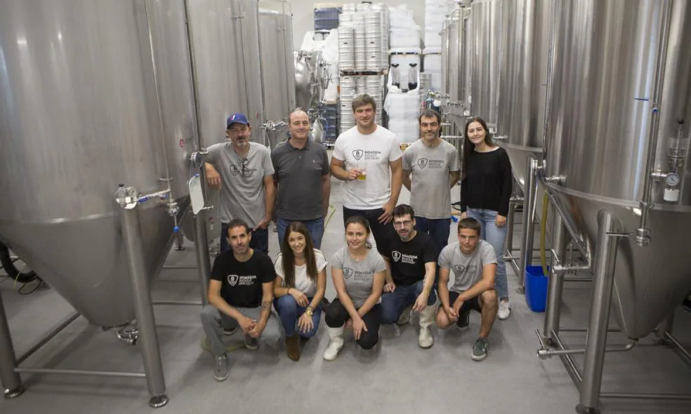 Julen Aginagalde, con parte del equipo de BBB, en las instalaciones de la cervecera. / FOTOS: F. DE LA HERA