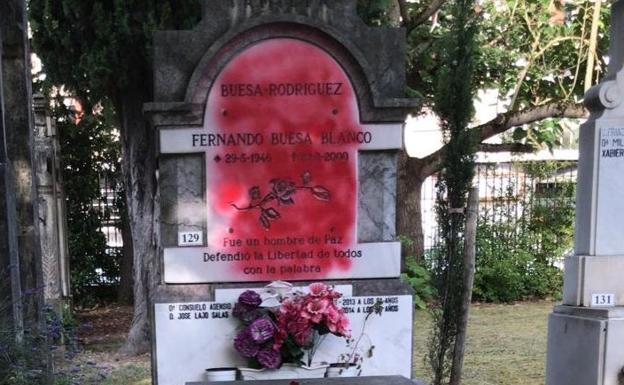 Atacan con pintura la lápida de la tumba de Fernando Buesa, asesinado por ETA