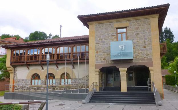 Paradas las colonias de Idiazabal tras el positivo de un monitor