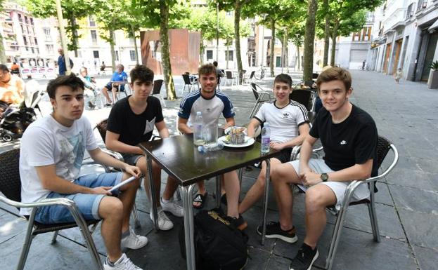 Con un ojo puesto en el pueblo vecino