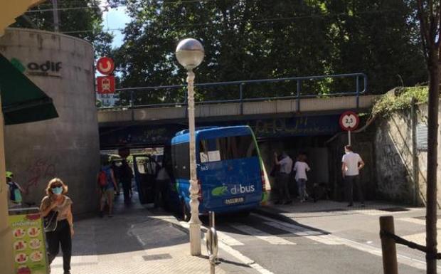 Tres heridos leves al quedar bloqueado un microbús urbano bajo el apeadero de Gros