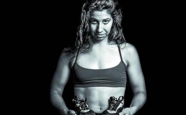 La fuerza de las mujeres montañeras, puesta de relieve en blanco y negro