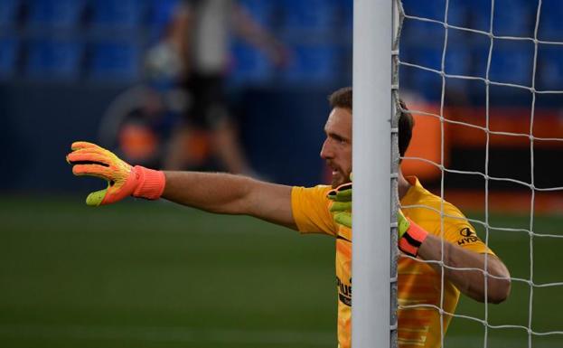 Y si ya de por sí es difícil marcar al Atlético, bajo palos está Oblak
