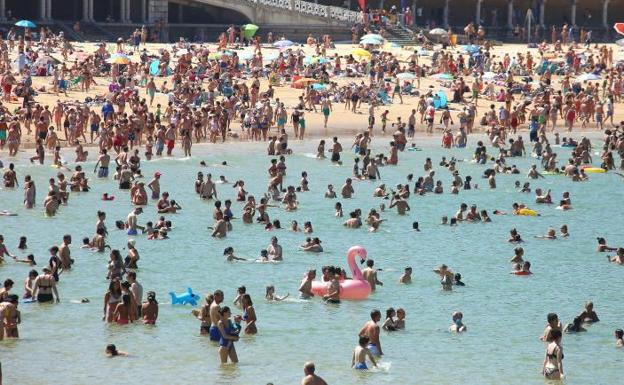 Euskadi retrocede a niveles de contagio de confinamiento al mes de la nueva normalidad