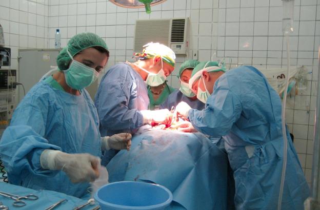 Sanitarios de la ONG Deniok Osasunaren Alde, durante una intervención quirúrgica en Bolivia. /