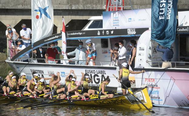 Las aguiluchas mandan en la ría y encarrilan la Liga