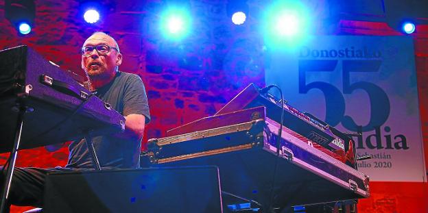 Colofón con mirada futurista