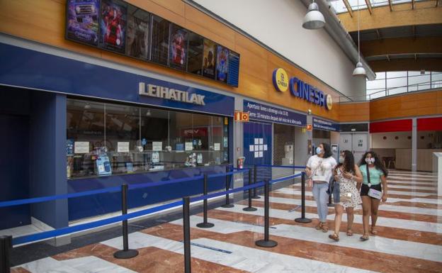 Los cines tratan de remontar con el estreno de Segura la pérdida de un 79% de espectadores
