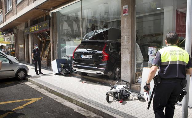 El vehículo, empotrado en la tienda, arrastró a una mujer y su hija. 