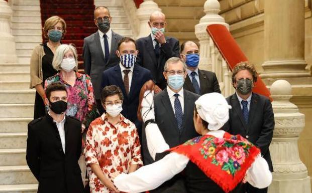 El tour guipuzcoano de la ministra de Exteriores