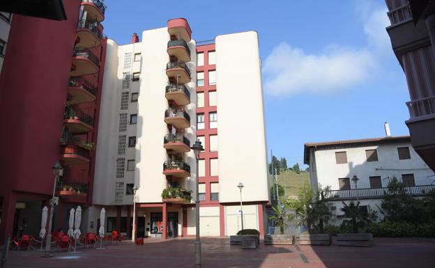 Levantan el confinamiento del bloque de viviendas de Zizurkil tras dar negativo sus vecinos