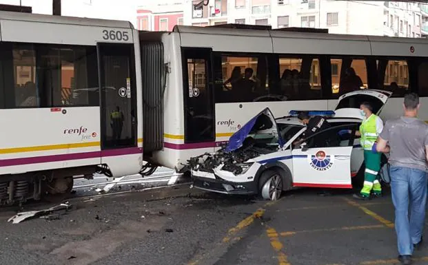 Un tren arrolla a un coche de la Ertzaintza con dos agentes y un detenido en el paso a nivel de Bilbao