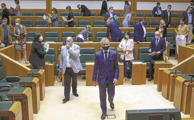 El Parlamento estrena una legislatura marcada por la pandemia con mamparas entre los escaños