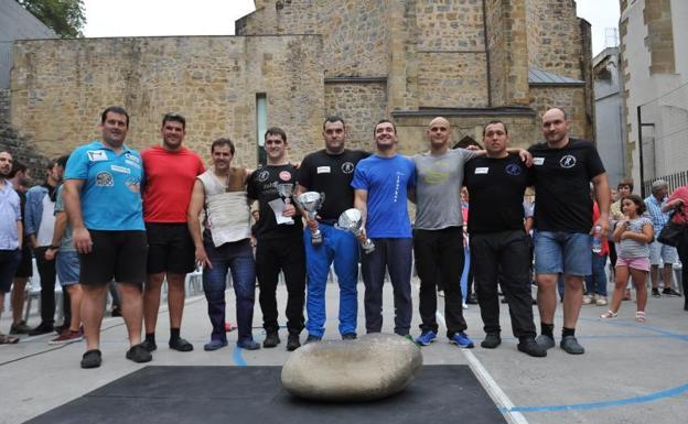 La Igeldoko Harria es uno de los actos que se disputan mañana en la Trinidad