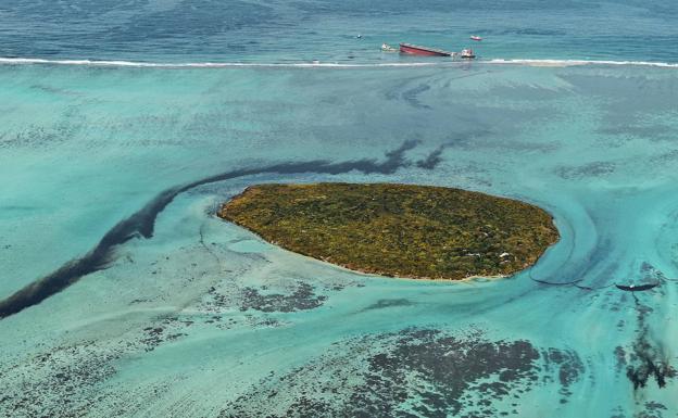 Luchan contra el vertido de 1.000 toneladas de fuel en la isla de Mauricio