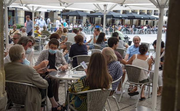 El recorte de horarios al ocio nocturno lleva a los hosteleros a un pulso judicial con Salud
